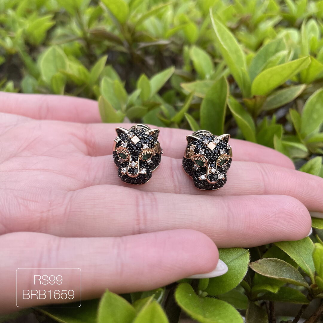 Brinco Tigre Cravejado no Negro Dourado